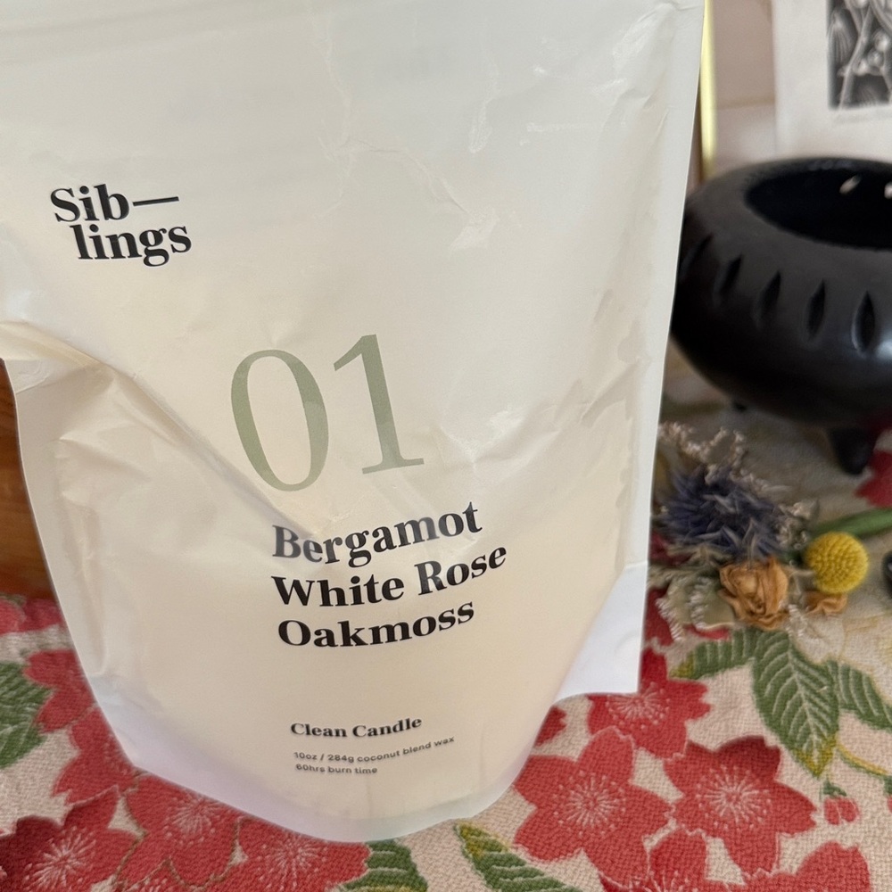 Siblings Bergamot White Rose Oakmoss Clean Candle